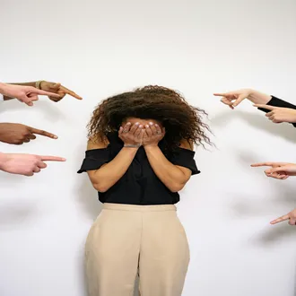 Au-delà de la sanction : comment la formation sur le harcèlement sexuel protège votre réputation et retient les talents