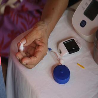 Comment la nutrition aide-t-elle à prévenir les chutes chez les personnes âgées ? - nutrition geriatrie