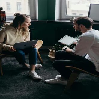 Comment lire votre interlocuteur : guide des gestes pour vendeurs à succès - communication non verbale affaires