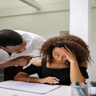 Est-ce du harcèlement ? 5 situations 'grises' au bureau que ton équipe doit savoir identifier