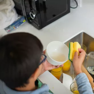 L'importance des tâches ménagères dans l'éducation des enfants - eduquer enfants responsables