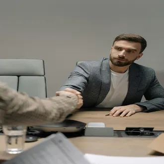 La psychologie de la poignée de main : ce qu'elle révèle sur votre personnalité professionnelle - communication non verbale affaires