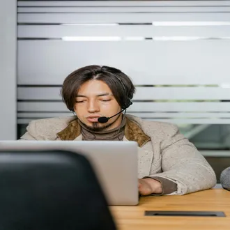 Signes d'un client émotionnellement chargé et comment le servir de manière professionnelle