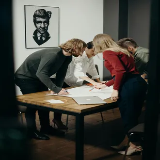 Techniques d'improvisation théâtrale appliquées à l'art oratoire en entreprise