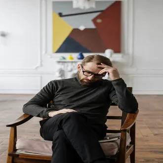 Ton cerveau en alerte : pourquoi l'abus narcissique épuise ta santé physique et mentale