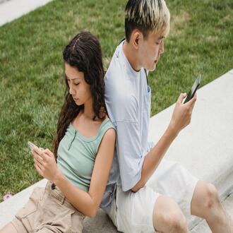 Communication non verbale en ligne : comment projeter du charisme sur zoom et teams